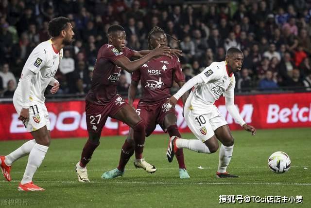 组图：兹维列夫3-1晋级法网决赛 大力回球